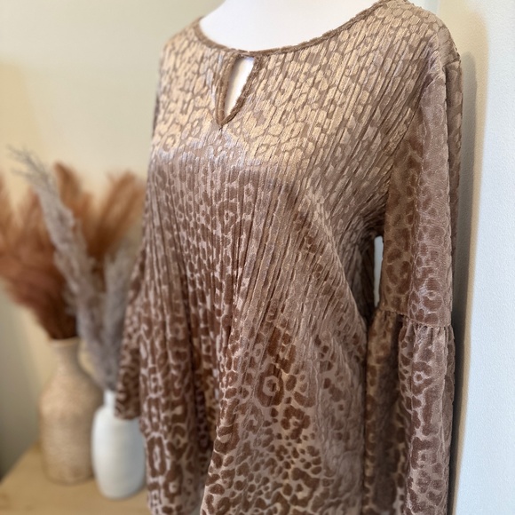 Keyhole top with velvet leopard detail - Picture 2 of 3